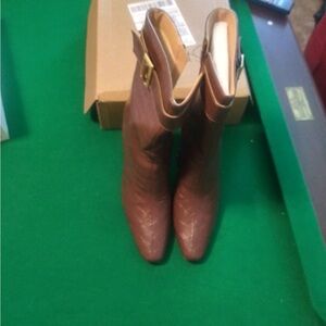 Brand new women’s boots never worn